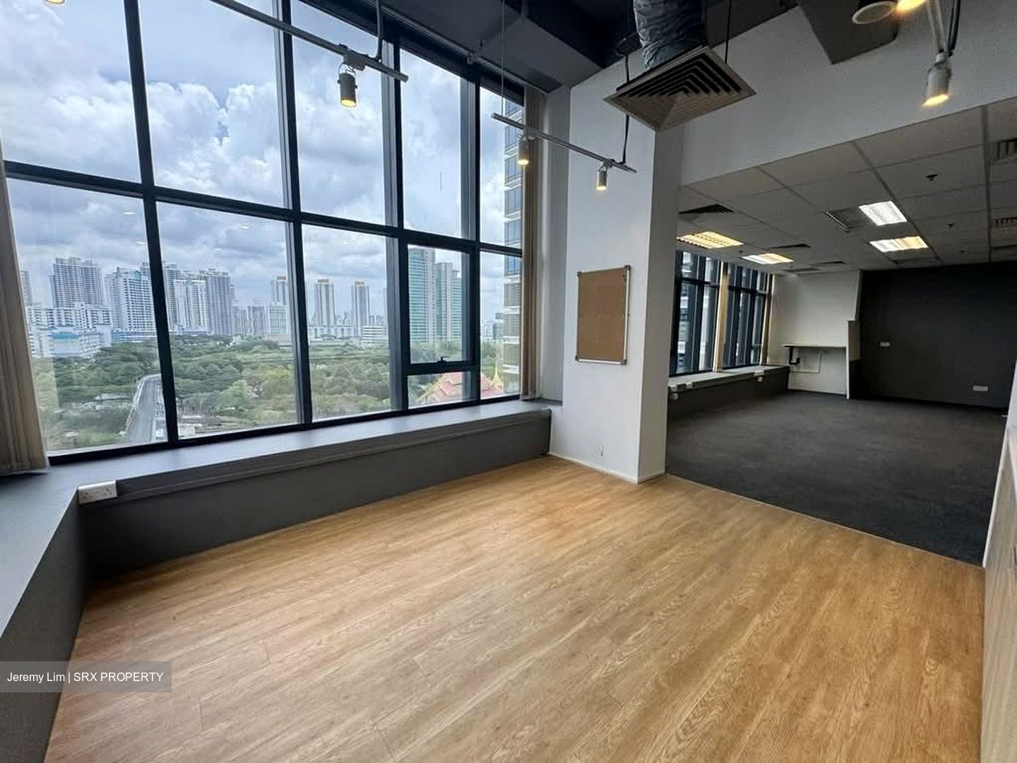 Zhongshan Mall (D12), Office #553689281